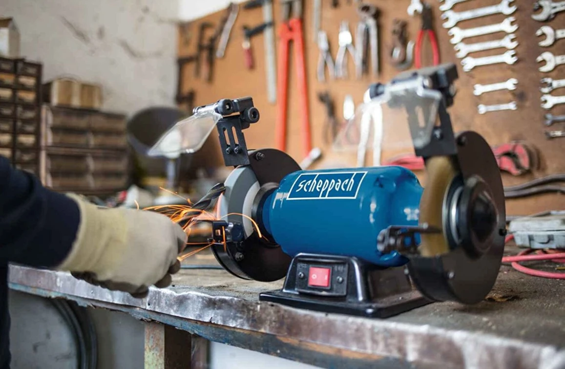 Scheppach - SM150LB Touret - Meule Ø 150 Mm - 400 W (Brosse Métallique Et Meule Sèche) 4 Scheppach - SM150LB Touret - Meule Ø 150 Mm - 400 W (Brosse Métallique Et Meule Sèche) – Image 4