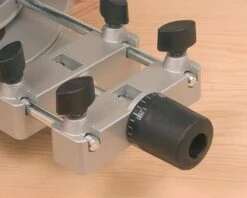 VIRUTEX - FR278R Défonceuse Avec Variateur De Vitesse 1300W - Profondeur De Fraisage 0 à 50 Mm -Magasin D'Outils Pour La Maison De Qualité FR278R Defonceuse avec equerre laterale