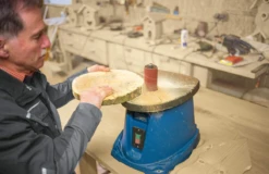 SCHEPPACH - OSM100 Ponceuse Oscillante 220-240V 50Hz 450W -Magasin D'Outils Pour La Maison De Qualité OSM100 Scheppach vue arriere avec manchons abrasifs