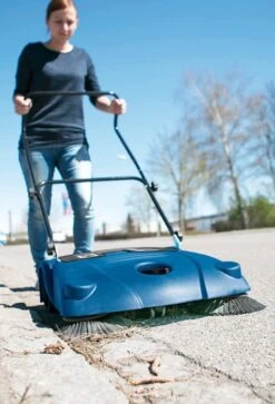 SCHEPPACH - S700 - Balayeuse Mécanique - Largeur 700 Mm - Bac 16 Litres -Magasin D'Outils Pour La Maison De Qualité S700 Balayeuse mecanique capacite 2000 metres carres 1