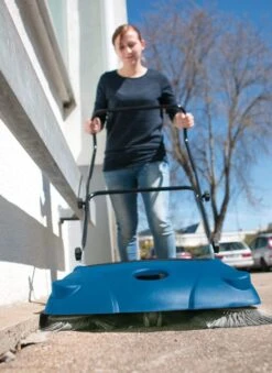 SCHEPPACH - S700 - Balayeuse Mécanique - Largeur 700 Mm - Bac 16 Litres -Magasin D'Outils Pour La Maison De Qualité SCHEPPACH S700 Balayeuse mecanique Largeur 700 mm Bac 16