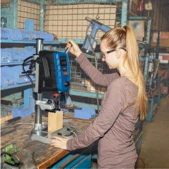 SCHEPPACH - DP60 - Perceuse à Colonne D'établi Et à Laser Intégré - 710 W - Réglage électronique De La Vitesse -Magasin D'Outils Pour La Maison De Qualité Scheppach DP60 Perceuse a colonne d etabli et a laser in